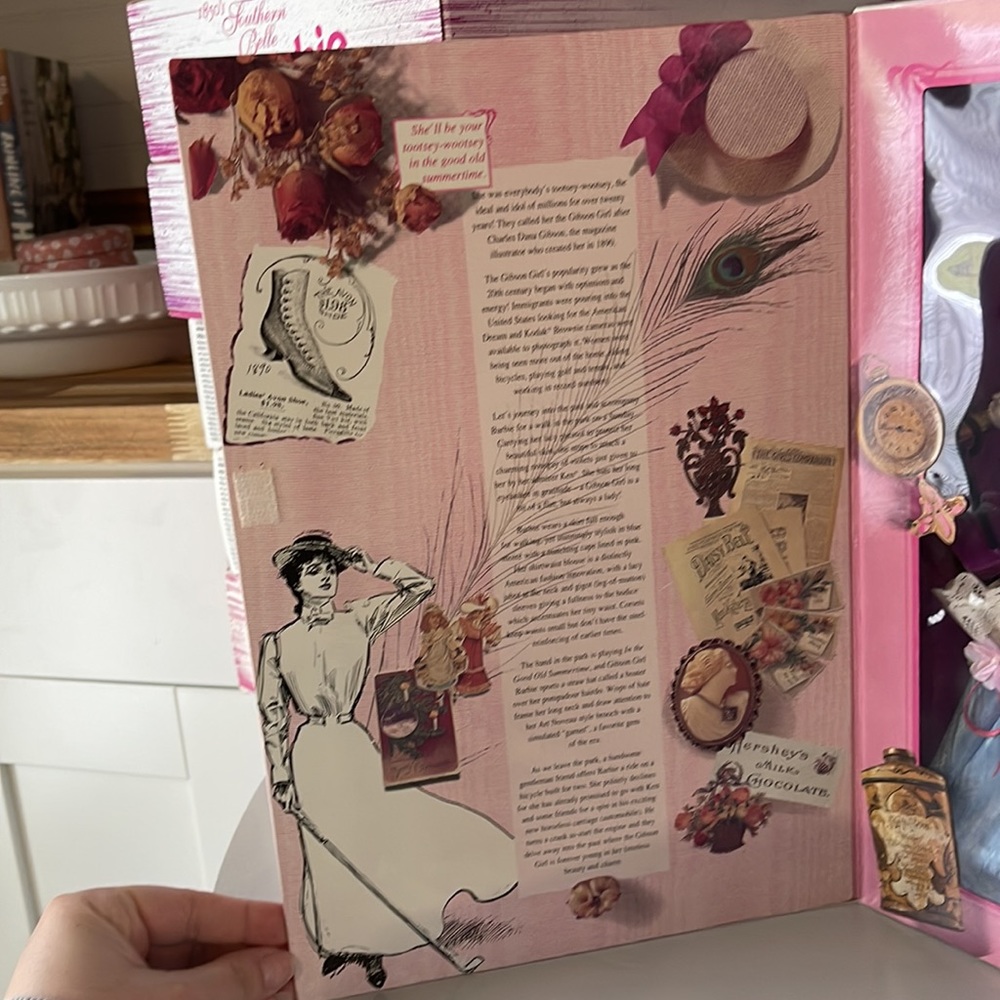 Collector Barbie - Picture 3 of 4